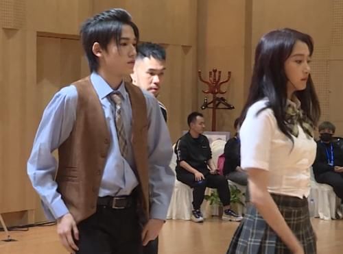 宋亚轩穿便装录节目，却意外露出衣服下一行小字，摄像师吓得手都发抖