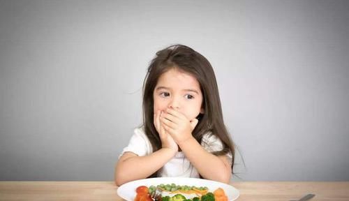 孩子身上|长大后没本事的孩子，吃饭时大多会有3种“表现”，希望你家没有