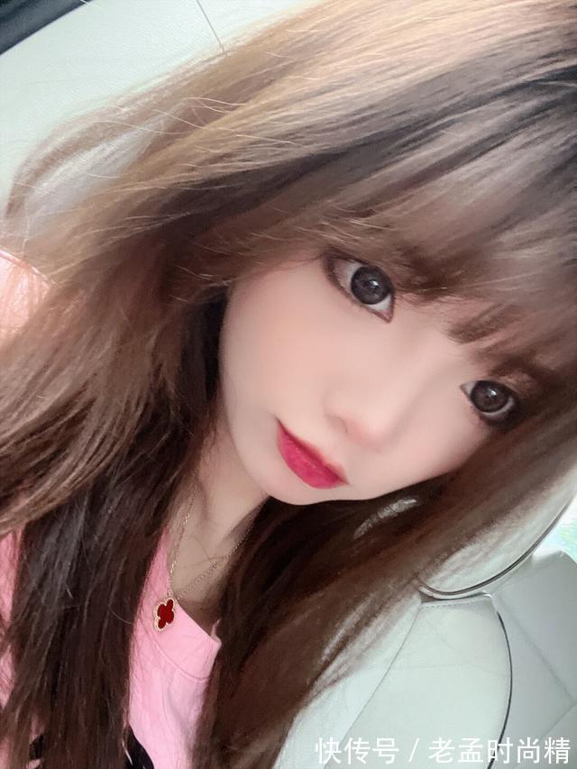 美女 大家喜欢女人的浓妆吗?美女粉色T恤搭配披肩长发,也挺好看的