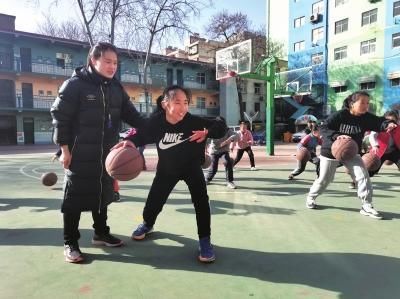 把“温室花朵”变成“铿锵玫瑰”这位篮球女教练这样做