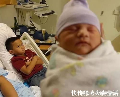 痛斥|儿子当众“痛斥”父母偏心妹妹，看到妹妹脸后，网友：不偏心难！