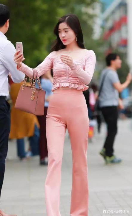 长袖|粉色长袖方领上衣搭配同色系粉色休闲裤,甜美优雅,少女感十足