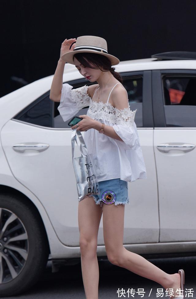 打底裤 白色性感外套搭配黑色无痕打底裤,不好搭配,显得人更加娇小