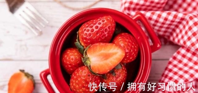 保护视力|草莓选大的还是小的好？教你怎么正确吃草莓，收获更多的养生功效