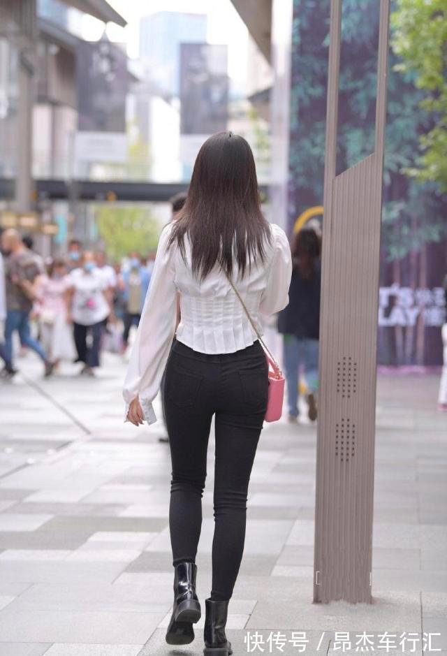丝绸 丝绸白色上衣搭配黑色长裤,娇嫩丰盈,温文尔雅