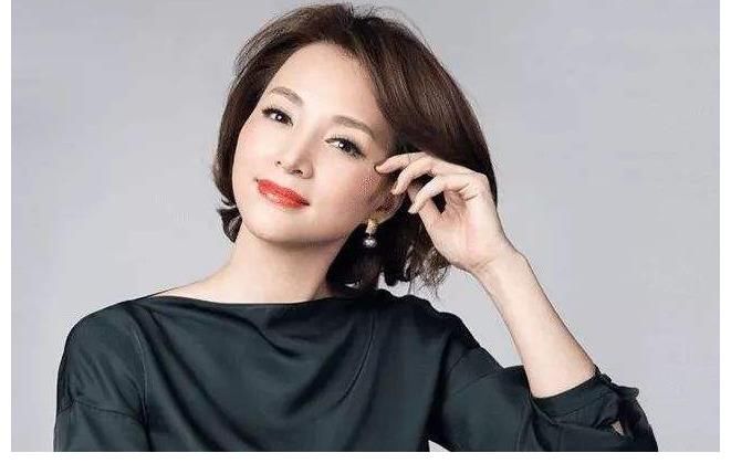 央視一姐董卿，為何連續(xù)四年缺席春晚，背后的真相原因是什么？