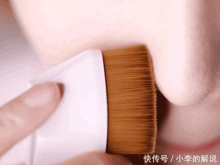 明星们丢弃“美妆蛋”改用“粉底刷”，化妆师透漏原因太吃粉！