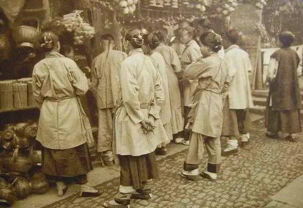 富态|清末老照片：图2女子衣不蔽体，格格们却富态颜值高