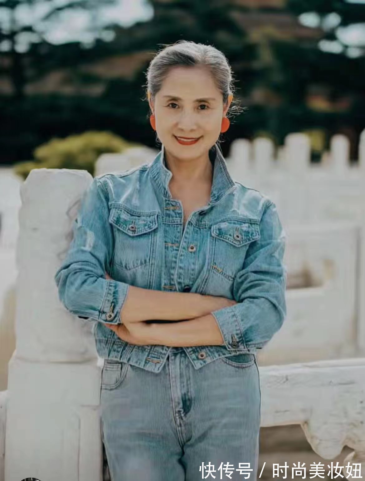 气质|70岁奶奶才是气质的典范,状态如“少女”,穿搭优雅又洋气