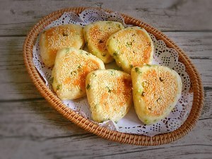 这种三角饼卖的都很贵，教您在家做，外酥里软，咬一口酥掉渣