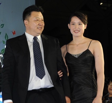 恩师|她曾15岁夺世界冠军,为报答恩师以身相许,如今仕途家庭皆如意