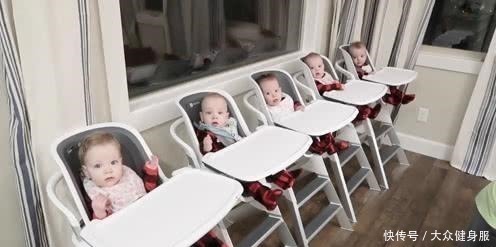 五胞胎|5胞胎排排坐等妈妈喂饭,看到妈妈出现后,小家伙表情萌翻了!