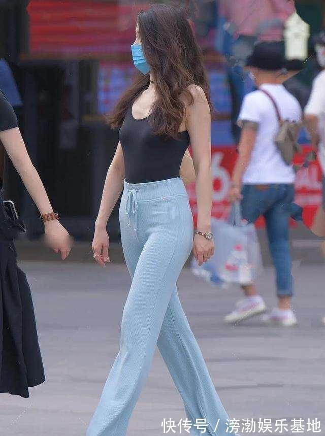 大师们 黑色无袖上衣搭米色打底裤,高级又优雅的配色,都市女性必备穿搭