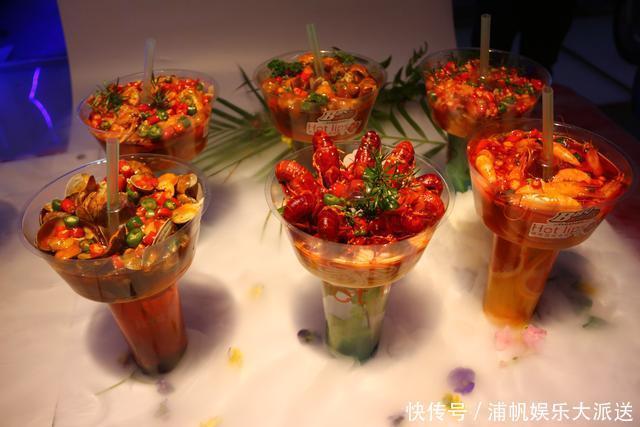 傻傻|串串饮料傻傻分不清楚老板摆摊用特制杯子,一次就卖两种东西