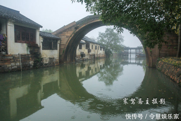 烟雨蒙蒙中走进南浔古镇的“百间楼”，再尝尝当地的风味美食