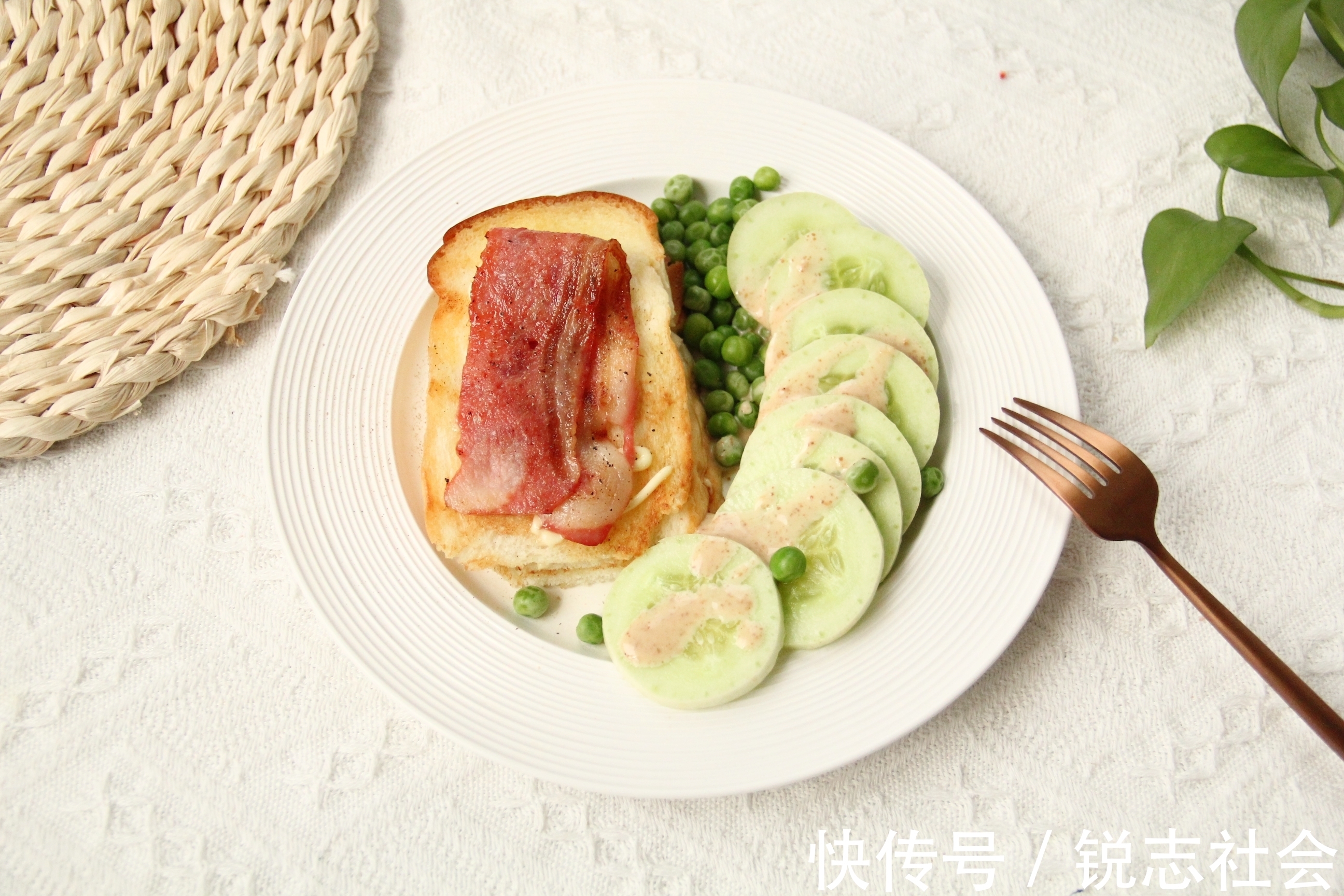 好吃|吐司培根黄瓜沙拉，好吃美味，营养健康