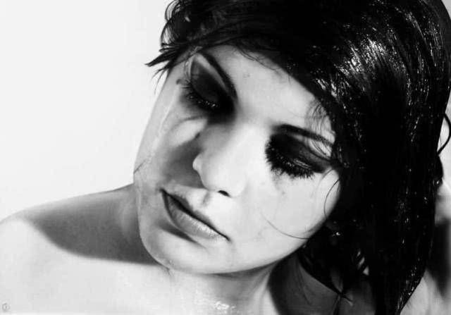 女子在沐浴,被他用铅笔画入画中,作品让人叹服