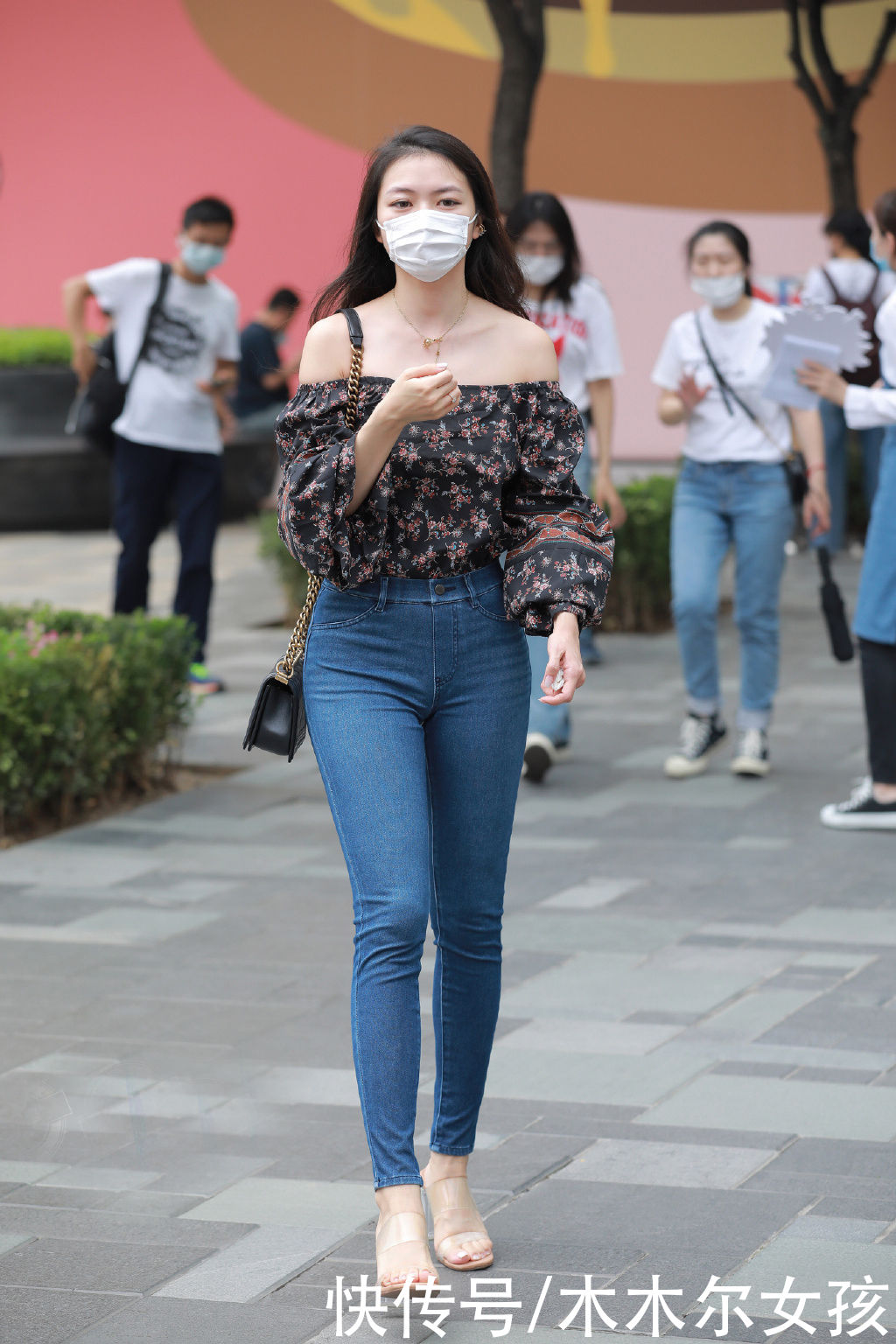 穿搭|牛仔裤款式简约又百搭,夏日出行选择它,穿出休闲有型美出时尚感