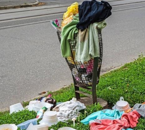 衣物|送给朋友宝宝的“二手”童装,隔日在垃圾桶中发现,网友:做得对