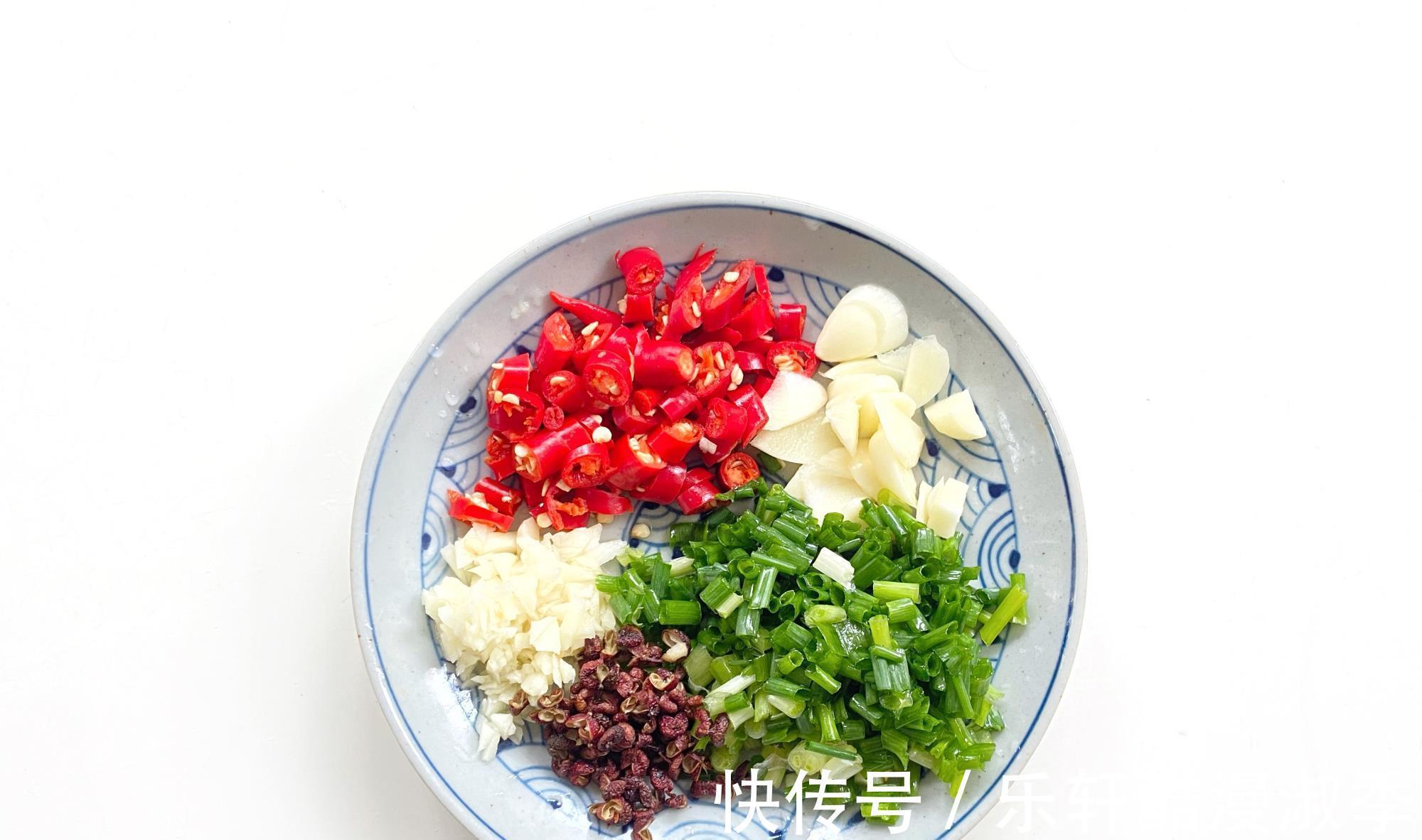 诱人|大白菜这做法绝了，色泽金黄，鲜香诱人，天热这么吃开胃又下饭