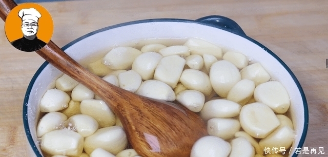 腌腊八蒜时,直接放醋就错了,教你正确腌法,酸脆开胃易保存