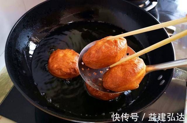 1碗面粉4个鸡蛋，不用烤箱，教你用平底锅做面包，比蛋糕还好吃