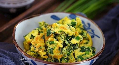 大火快炒即可，做法简单，春天的韭菜鲜嫩有味儿，还不容易长胖哦