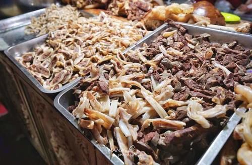  南疆的这个夜市，汇聚各种当地美食，非常有生活的气味