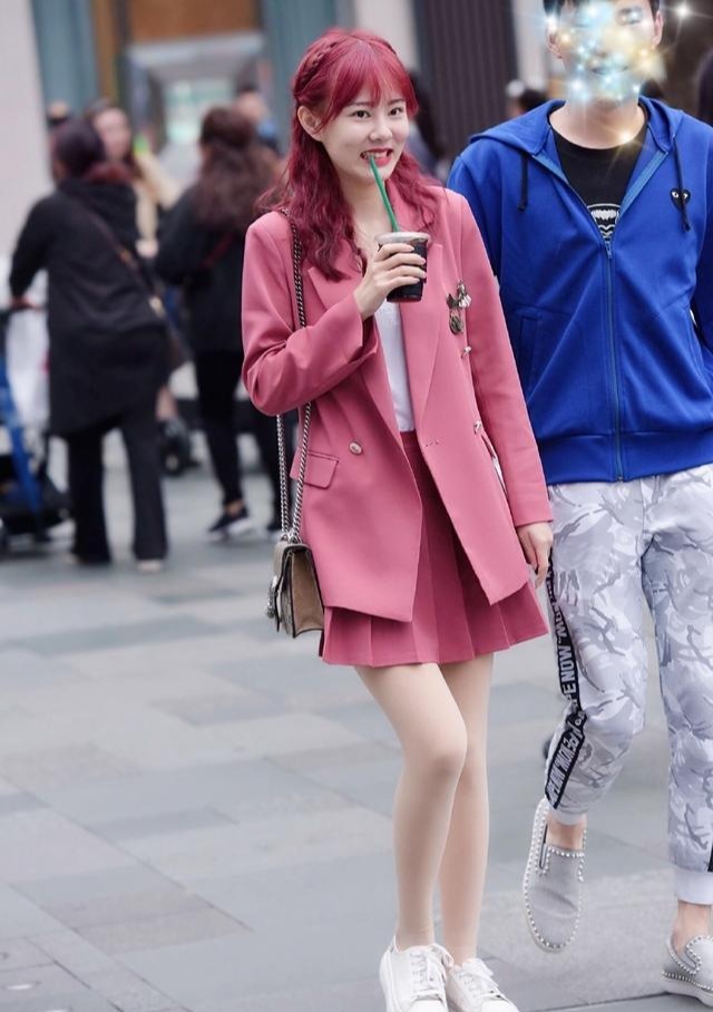 街拍:选用色彩亮丽时尚的穿搭,轻松演绎青春浪漫造型美感