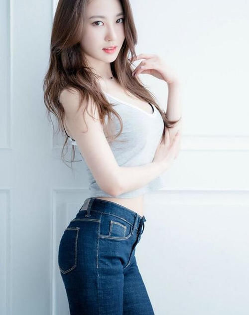 美女|女神穿搭:小姐姐爱穿洋气可爱的紧身牛仔裤,更加突显曼妙身材