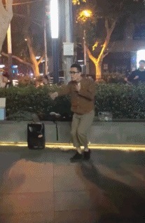 |搞笑GIF：看这熟练的程度 她们肯定不是第一次了