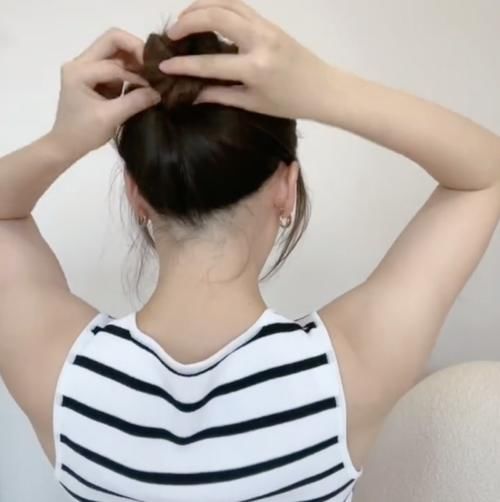 慵懒|5种免橡筋绑头发大法女生必学！零工具随时打造韩星慵懒的气质！