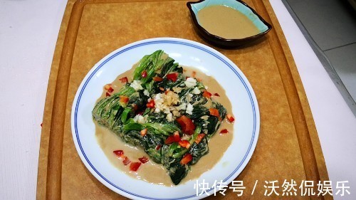 调芝麻酱时,最忌直接加清水!大厨教你正确做法,口感细腻又爽滑