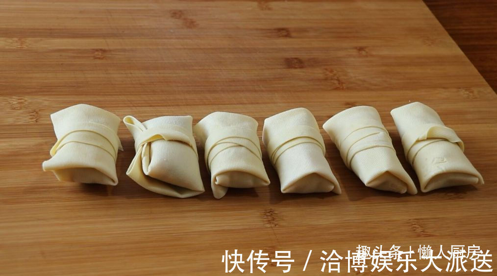 1张百叶，1块猪肉，教你做千张肉卷，配上毛豆和咸蛋黄，连汤喝光