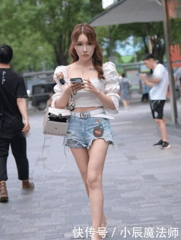 牛仔短裤有青春气息,又添加了个性的破洞元素,彰显强烈的独特感