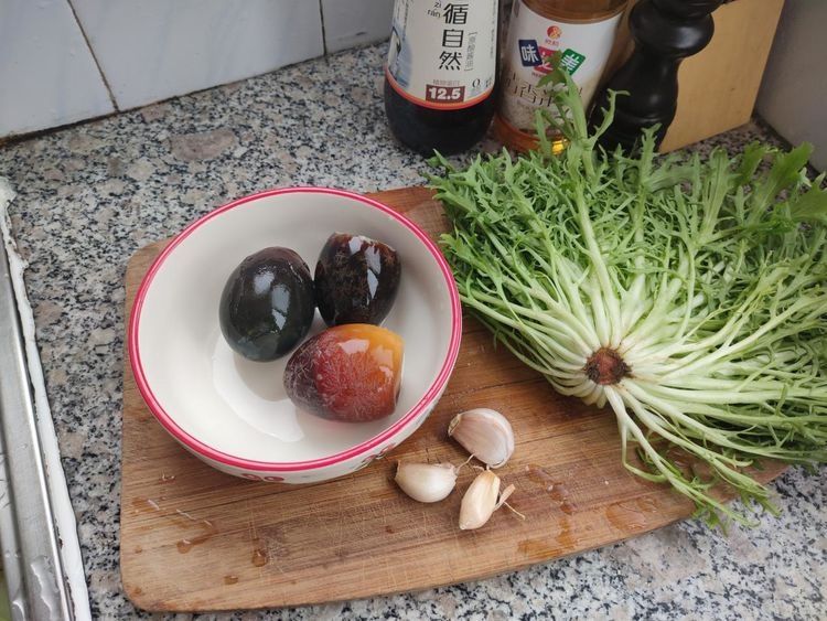 苦菊拌皮蛋，清爽解腻，下酒也下饭，做法简单味道佳