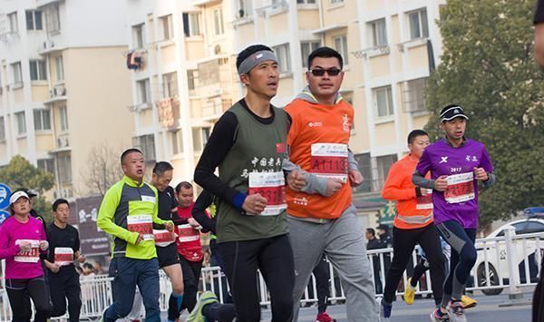 养生|50岁后经常跑步,是养生还是伤膝?56岁男子用自身经历,给出答案