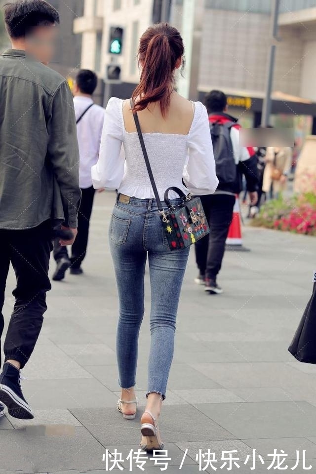 时尚穿搭,美女身材好颜值高,穿黑色的吊带,更显腿长