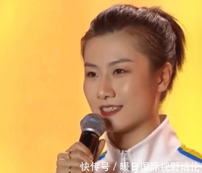 电视节|丁宁恋情曝光后首度亮相!气场强大,扎起马尾辫,更像大学生了