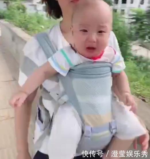 父母|妈妈回家路上遇到宝宝,假装不认识,宝宝委屈的小表情让人心疼