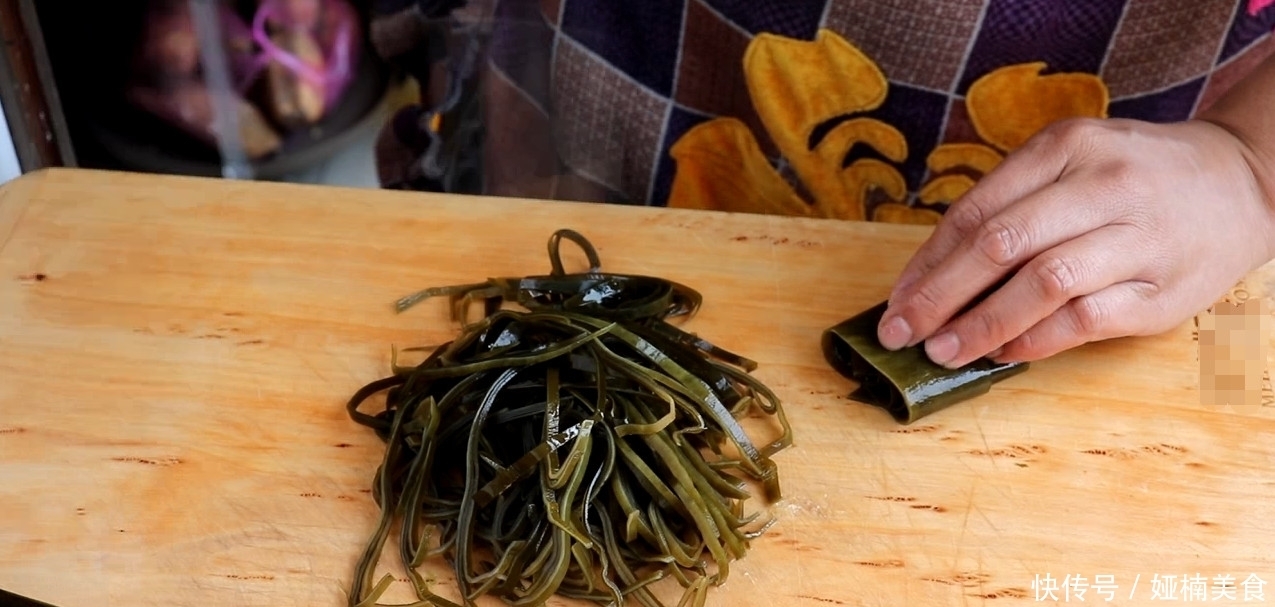 海带丝最好吃的做法，教你在家做更营养，简单好吃无腥味