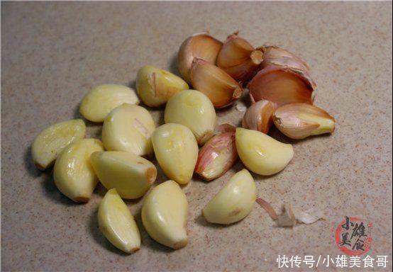 大蒜皮别再用手剥了,一个瓶盖就搞定,快速去皮不费劲,太厉害了