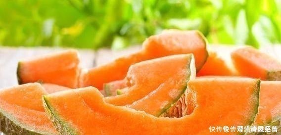 在购买哈密瓜时，聪明人必须一个一个地选择，香甜可口是多汁的