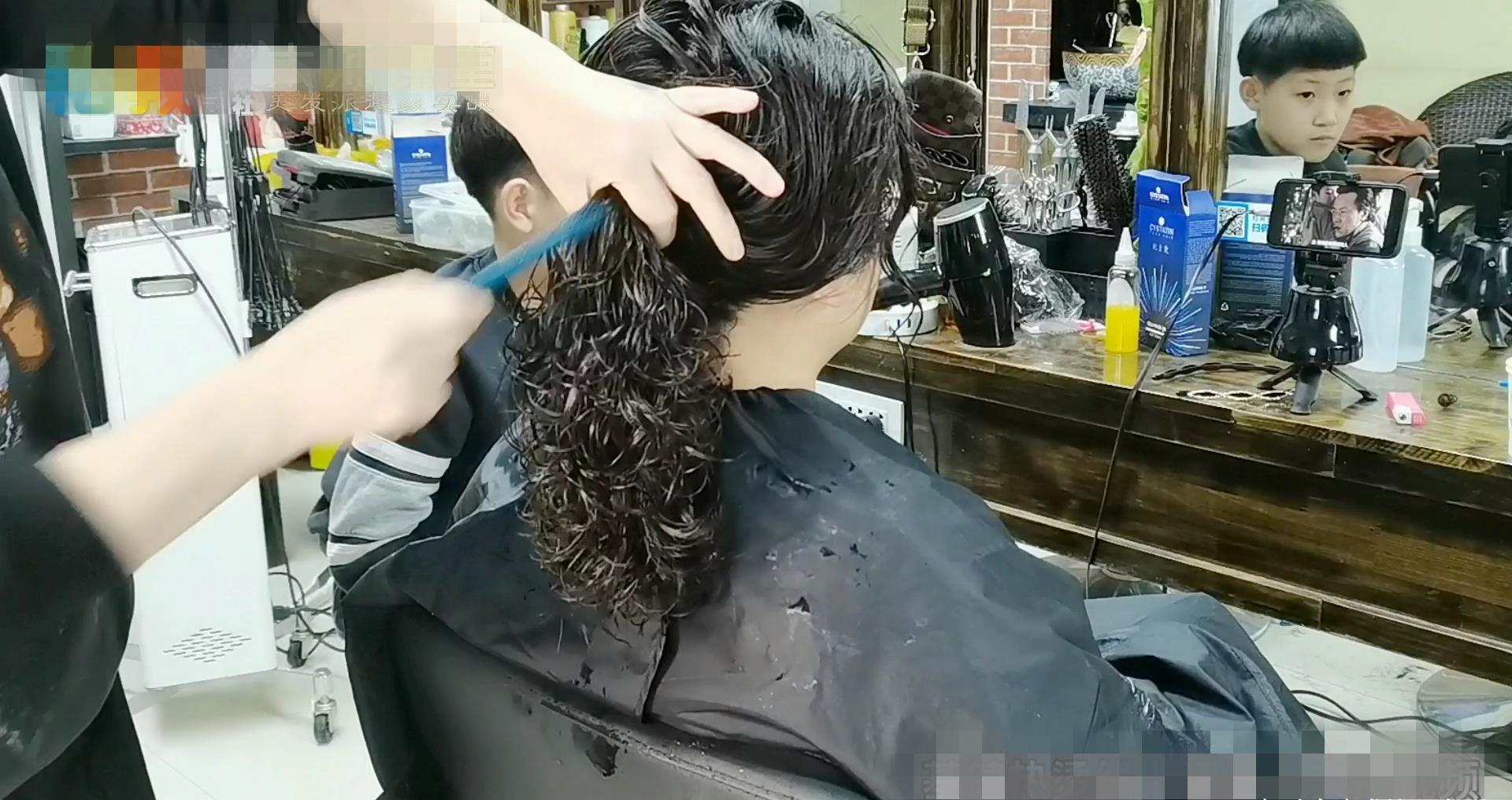 离子烫|50岁女士自来卷沙发发量多,头发抛光+抱团卷,柔软减龄又时髦