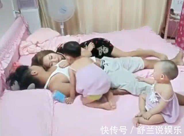 装睡|爸爸妈妈假装睡着,偷偷看孩子的反应,看到最后心都暖化了!