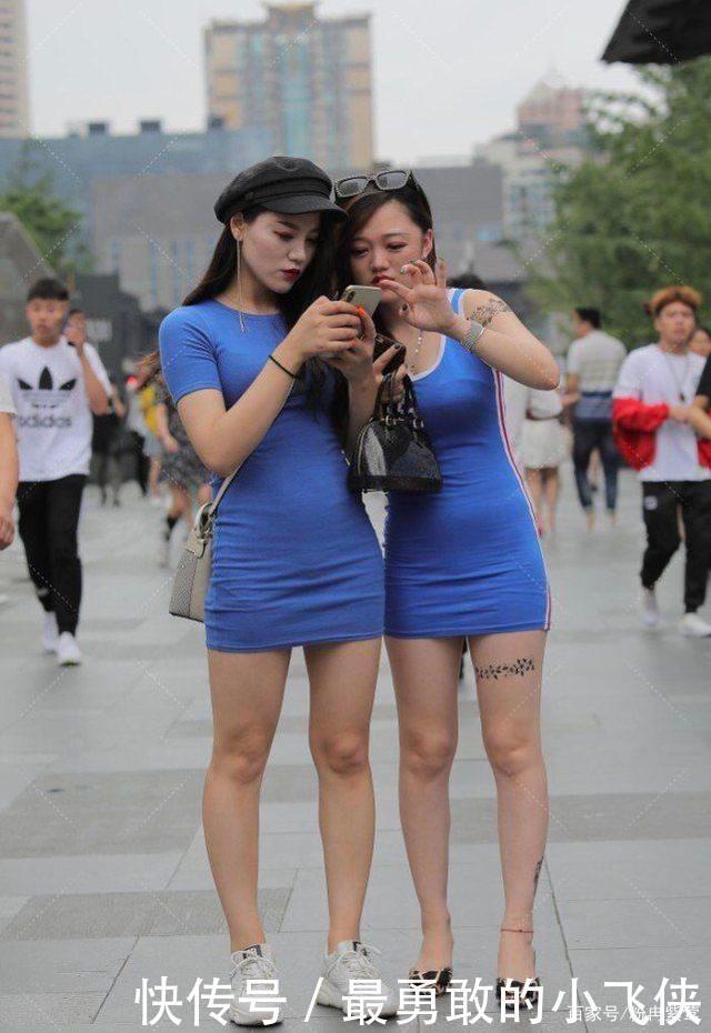 闺蜜俩穿蓝色连衣裙似蓝精灵，活泼可爱，气质迷人