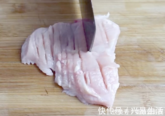 鸡胸不要炒着吃了,咱们来做个新吃法,外酥里嫩,咸香美味