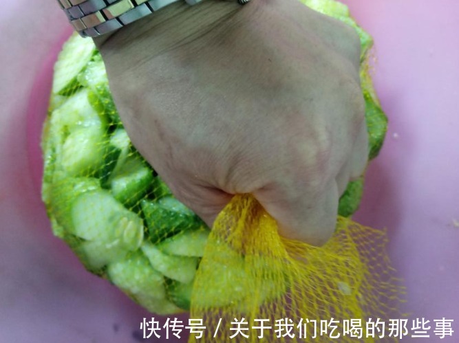 黄瓜|夏季黄瓜1块钱1斤,买上30斤冻起来,脆爽有嚼劲,凉拌炒肉都好吃