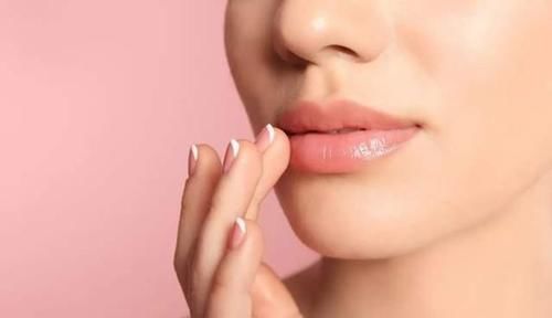 女生涂口红时，千万别有这3个习惯，不然再贵的口红都掉色沾杯