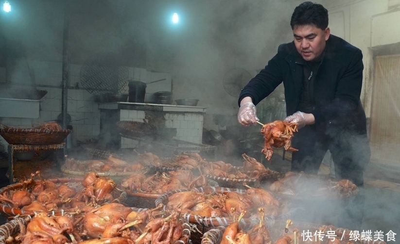 网红夫妻街边卖“它”,15元一只,日卖上千只,邻摊:笨蛋才买!